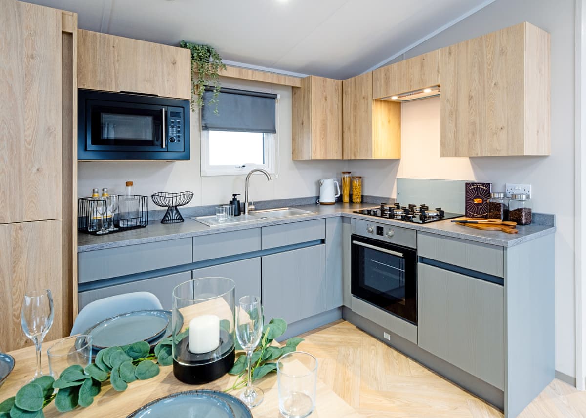 ANGE-LP33572_IN03A_26